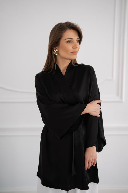 'BLACK DIAMOND' ELEGANCKIE KRÓTKIE CZARNE KIMONO DAMSKIE Z SATYNOWEJ WISKOZY