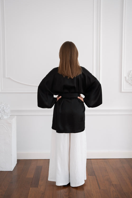 'BLACK DIAMOND' ELEGANCKIE KRÓTKIE CZARNE KIMONO DAMSKIE Z SATYNOWEJ WISKOZY