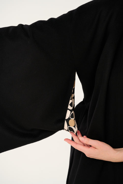 "OYSTER" CZARNE WEŁNIANO-KASZMIROWE KIMONO Z PODSZEWKĄ W GEOMETRYCZNY PRINT