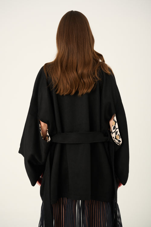 "OYSTER" CZARNE WEŁNIANO-KASZMIROWE KIMONO Z PODSZEWKĄ W GEOMETRYCZNY PRINT