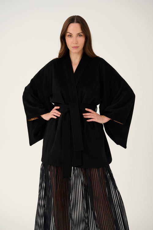 "OYSTER" CZARNE WEŁNIANO-KASZMIROWE KIMONO Z PODSZEWKĄ W GEOMETRYCZNY PRINT
