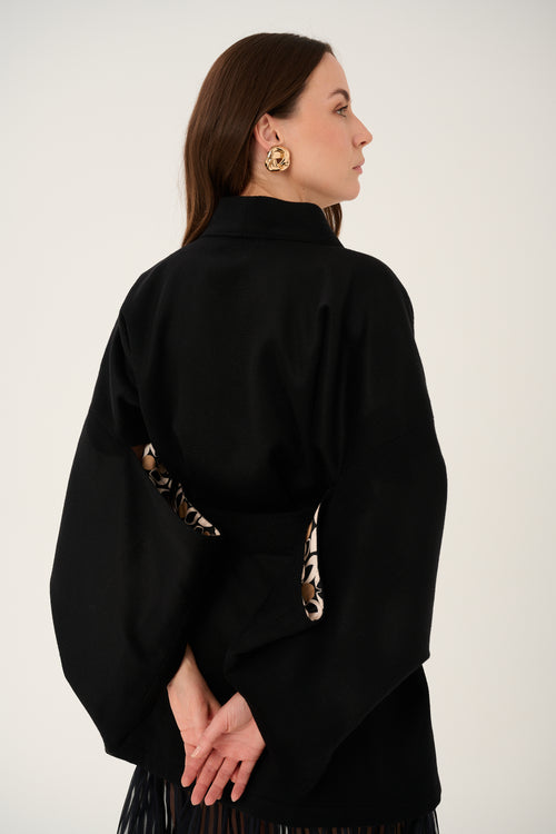 "OYSTER" CZARNE WEŁNIANO-KASZMIROWE KIMONO Z PODSZEWKĄ W GEOMETRYCZNY PRINT