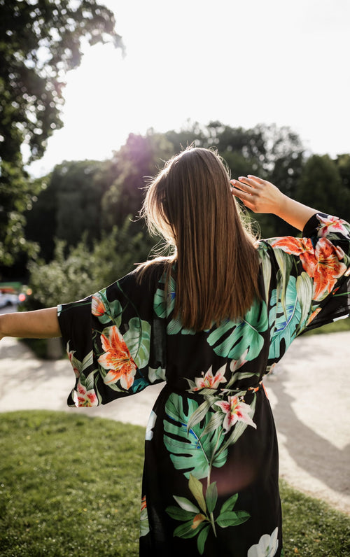 KIMONO PLAŻOWE CZARNE W KWIATY ,MISS INDEPENDENT’