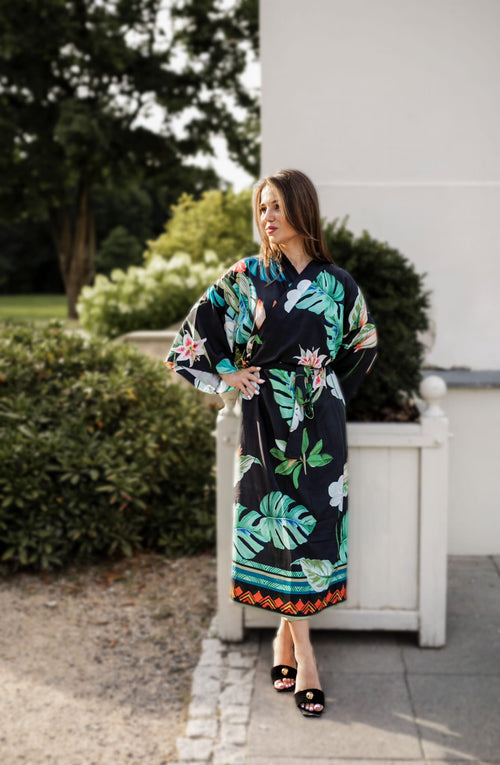 KIMONO PLAŻOWE CZARNE W KWIATY ,MISS INDEPENDENT’