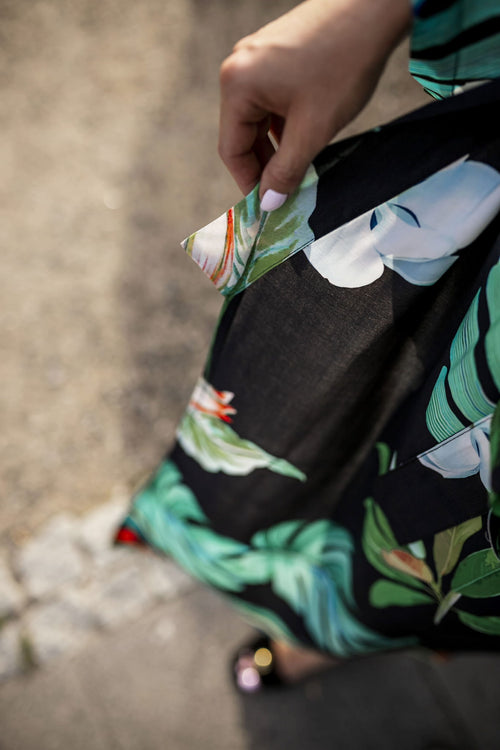 KIMONO PLAŻOWE CZARNE W KWIATY ,MISS INDEPENDENT’