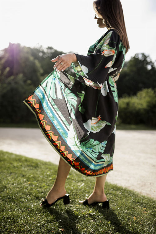 KIMONO PLAŻOWE CZARNE W KWIATY ,MISS INDEPENDENT’