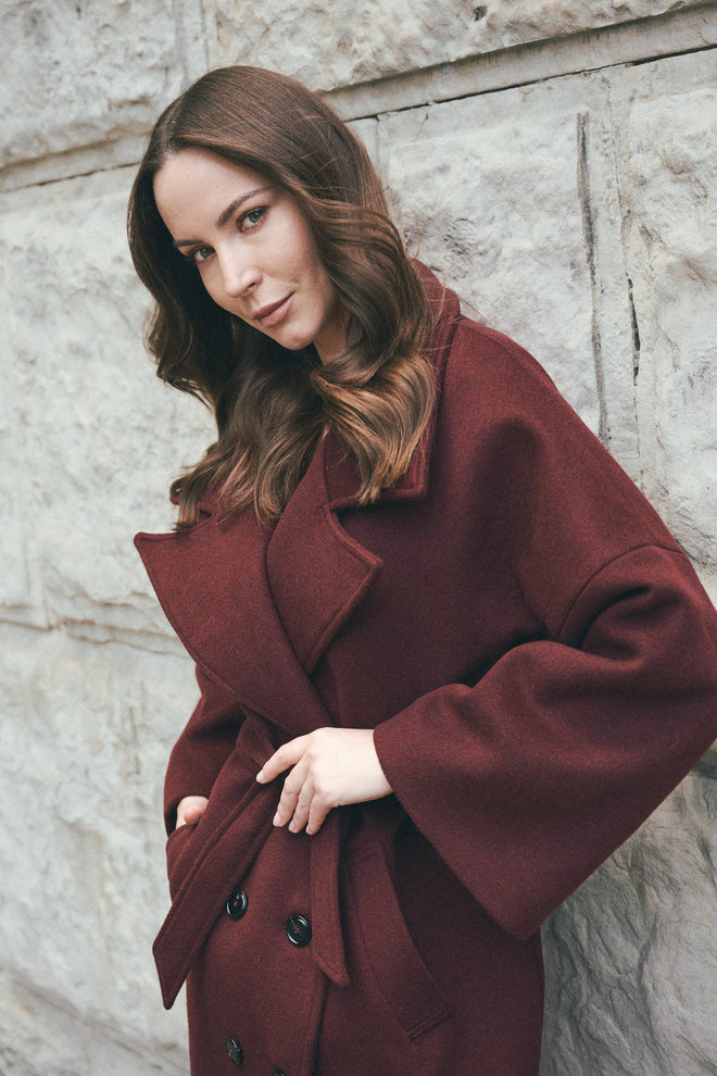 PŁASZCZ Z KASZMIRU I WEŁNY 'BORDEAUX' Z RĘKAWAMI W STYLU KIMONO