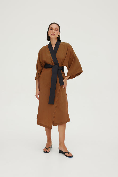 JEDWABNE KIMONO W KOLORZE CYNAMONU W CZARNY PRĄŻEK —‚CEYLON’