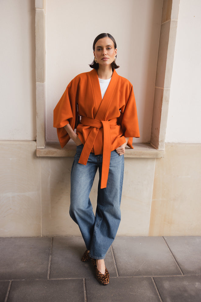 KRÓTKIE WEŁNIANE KIMONO HAORI Z WISKOZOWĄ PODSZEWKĄ – ‘AMBRE’