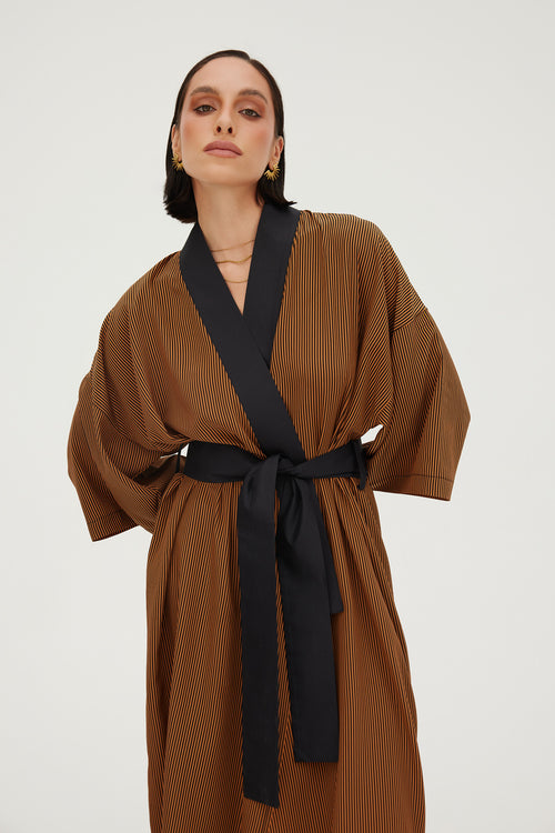 JEDWABNE KIMONO W KOLORZE CYNAMONU W CZARNY PRĄŻEK —‚CEYLON’