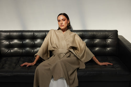ZŁOTE KIMONO Z WEŁNY I WISKOZY — ‘AL MAHA’
