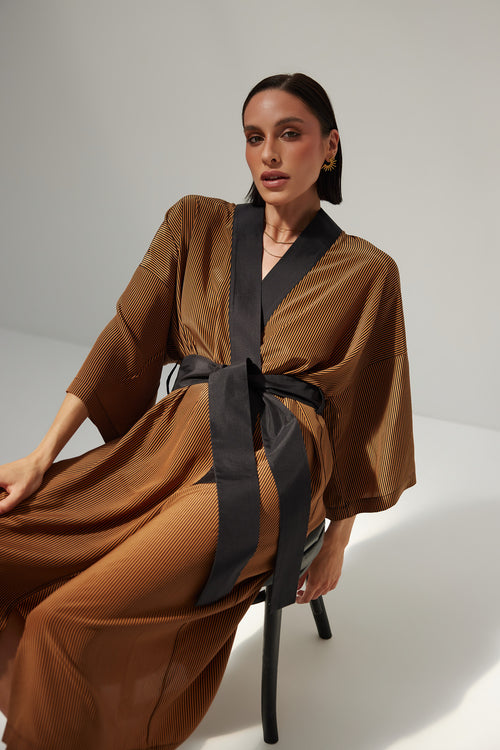 JEDWABNE KIMONO W KOLORZE CYNAMONU W CZARNY PRĄŻEK —‚CEYLON’