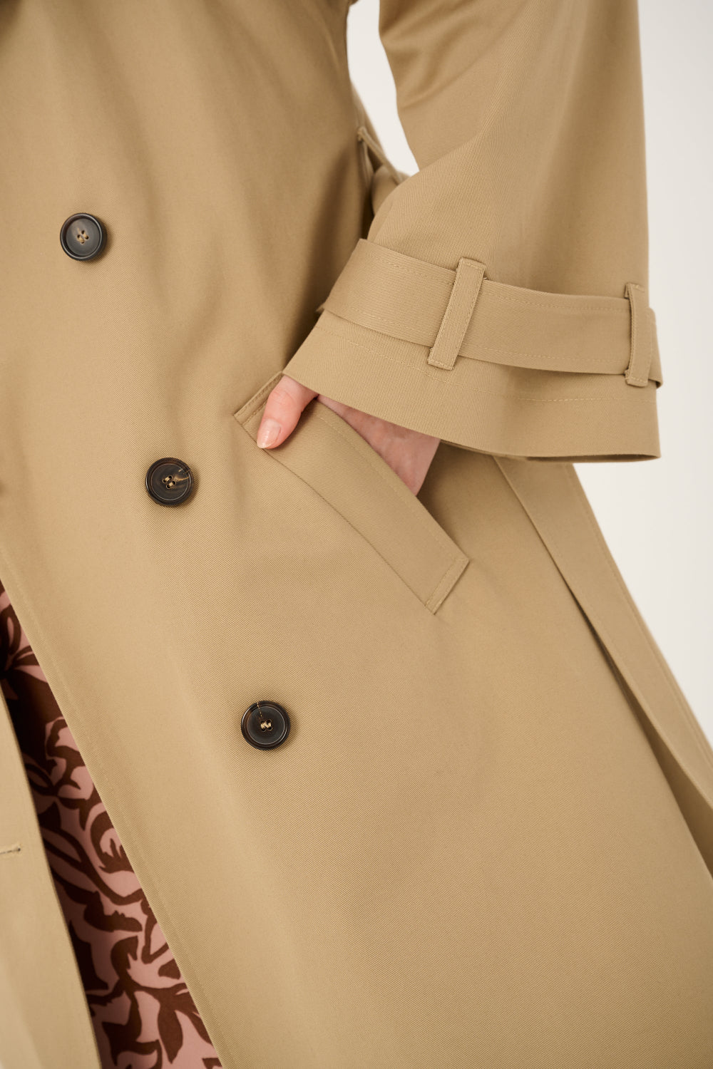 Kimonowe rękawy, rogowe guziki