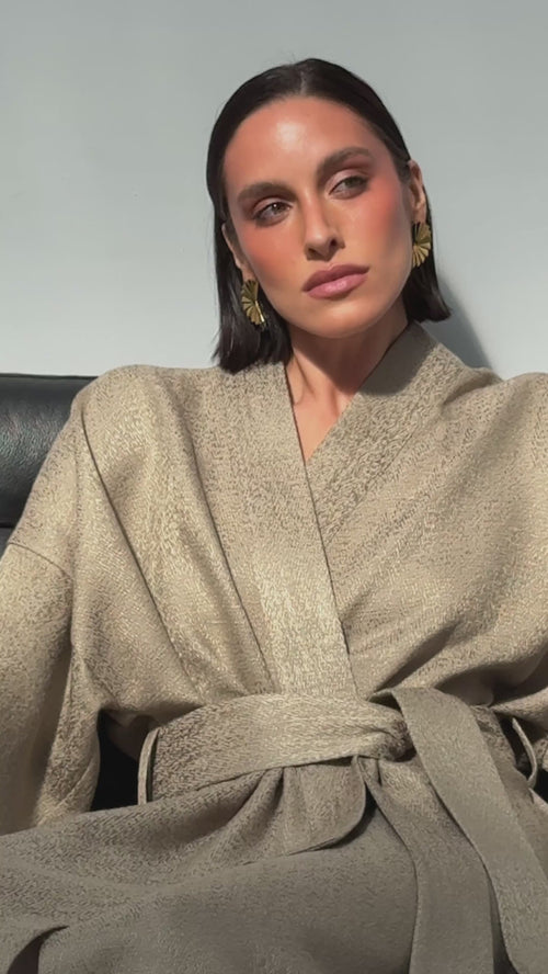 ZŁOTE KIMONO Z WEŁNY I WISKOZY — ‘AL MAHA’